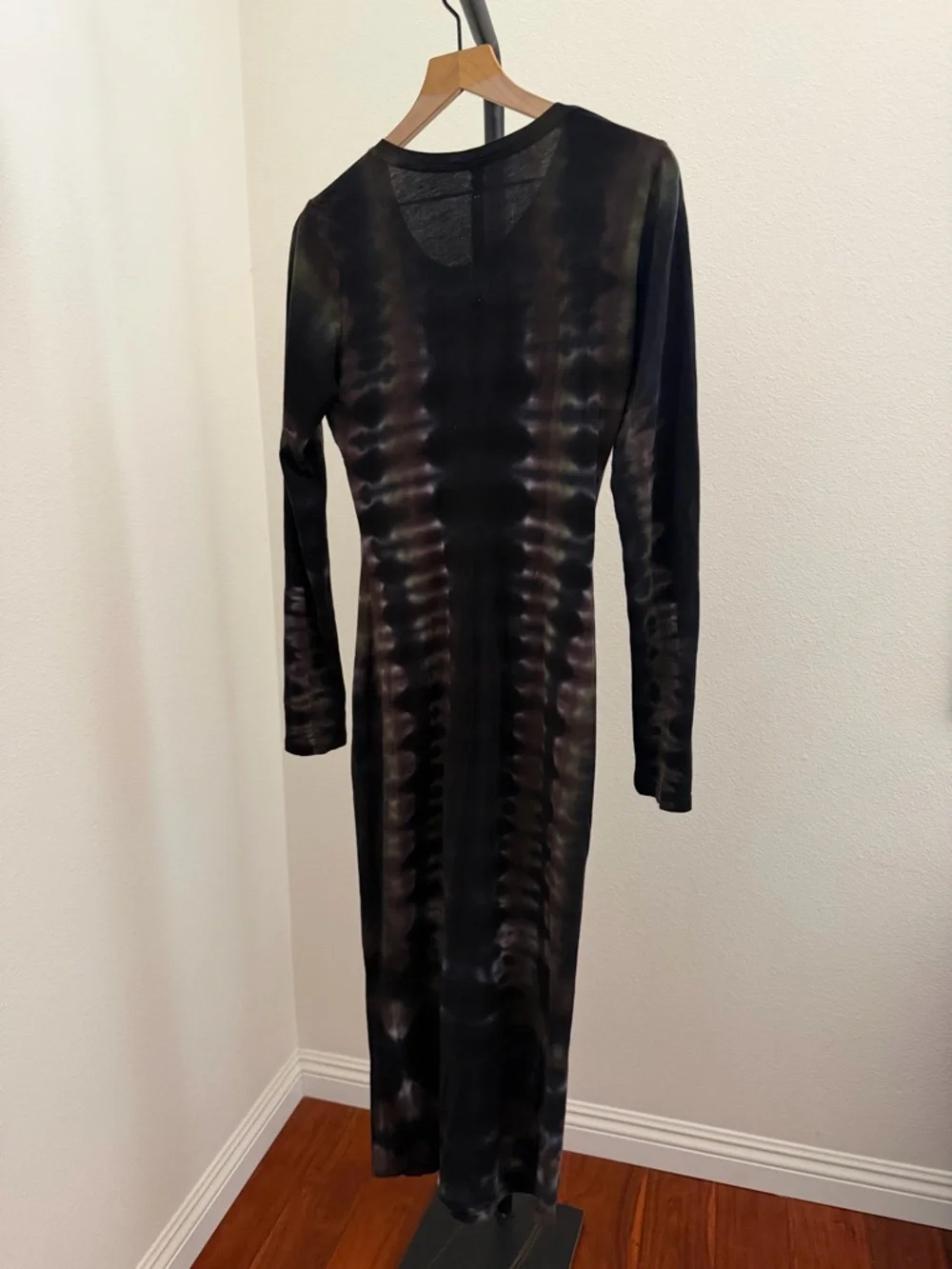 Raquel Allegra Long-Sleeve Tie-Dye Midi Dress in Purple and Gray - Picture 6 of 8